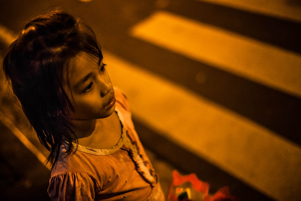 Armes Mädchen beim Rosenverkauf | Manila | Philippinen (Februar 2014)